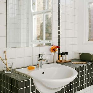 Kamer met een Queen Size Bed op de Lagere Verdiepingen